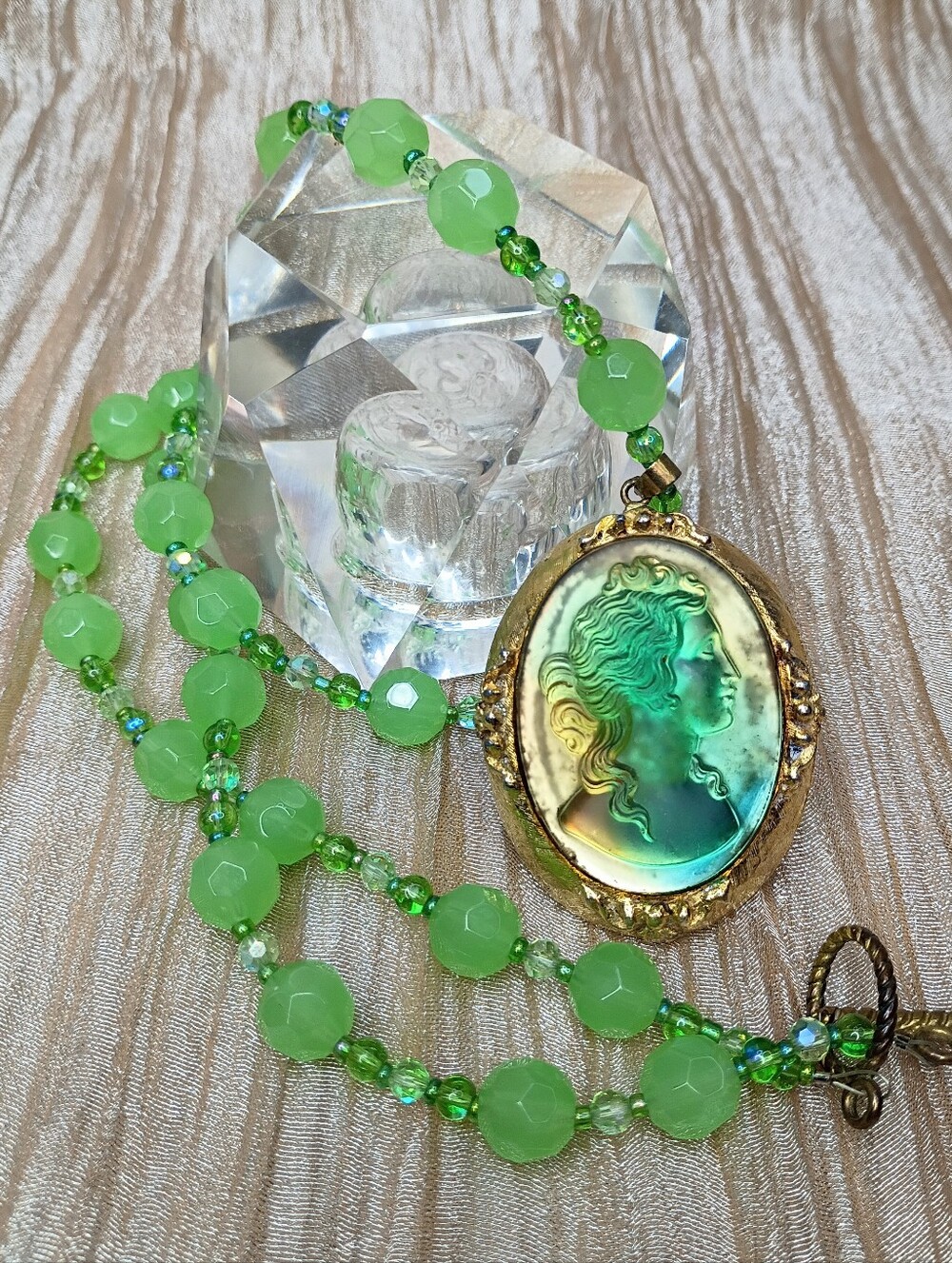 Green Glass Cameo Pendant Necklace - Elegant Women's Jewelry